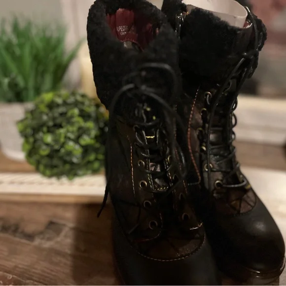 Stylish Black Lace-Up Women's Boots - Picture 4 of 11